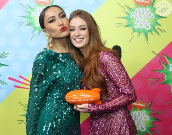Sabrina Sato e Marina Ruy Barbosa fazem pose para foto