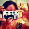 Ana Sang exibe orgulhosa a capinha de seu celular com a foto dos filhos: Felipe, Bruno e Rodrigo