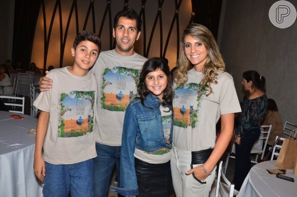 O ex-jogador de vôlei Maurício levou a família ao "Kids Fashion Show", em São Paulo