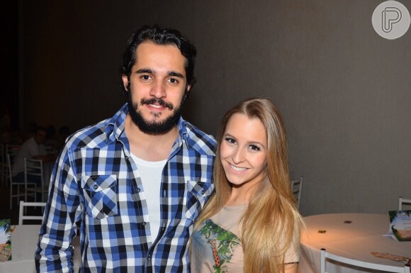 Carla Diaz também compareceu ao "Kids Fashion Show", em São Paulo, com o namorado, o empresário Felipe Lombardi