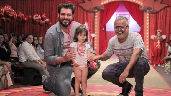 Thiago Lacerda e Adriane Galisteu marcam presença em eventos de moda infantil