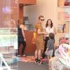 Carolina Dieckmann vai às compras com o filho José, em 24 de dezembro de 2012