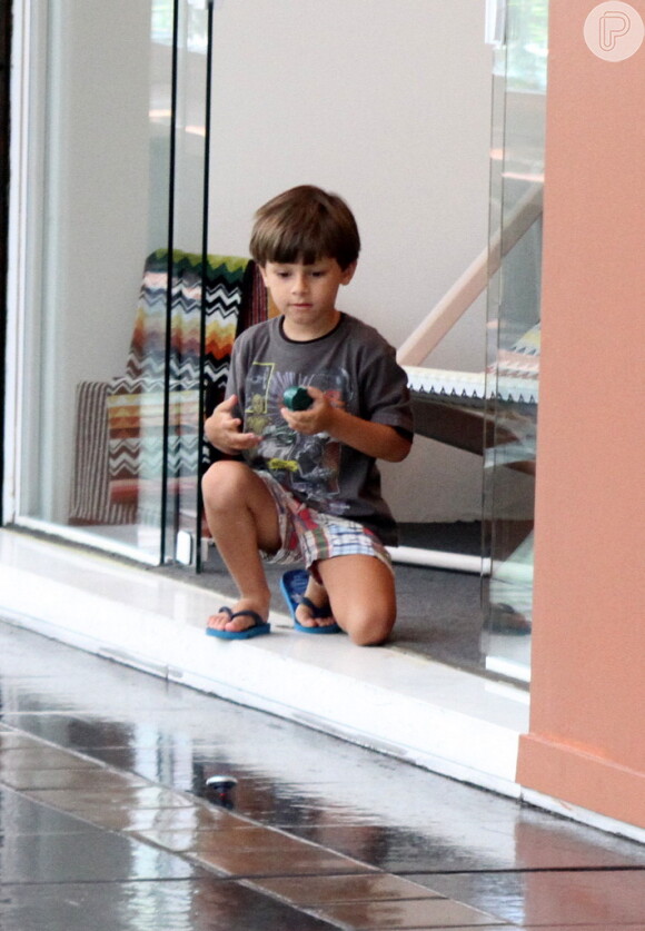 José, filho mais novo da atriz, ficou brincando na frente da loja, enquanto a mãe fazia compras, em 24 de dezembro de 2012