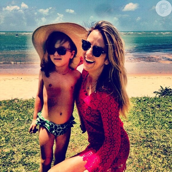 Ticiane Pinheiro aproveitou o bom tempo desta segunda-feira (21), para curtir uma praia na companhia da filha, Rafinha