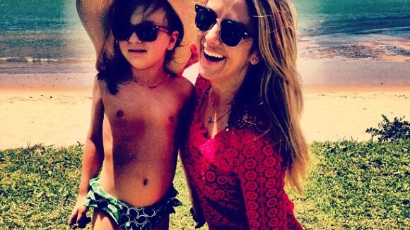 Ticiane Pinheiro aproveita férias com Rafa Justus e posta foto na praia: 'Relax'