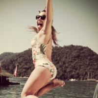 Fernanda Souza usa maiô comportado para mergulhar em Angra: 'Lugar lindo'