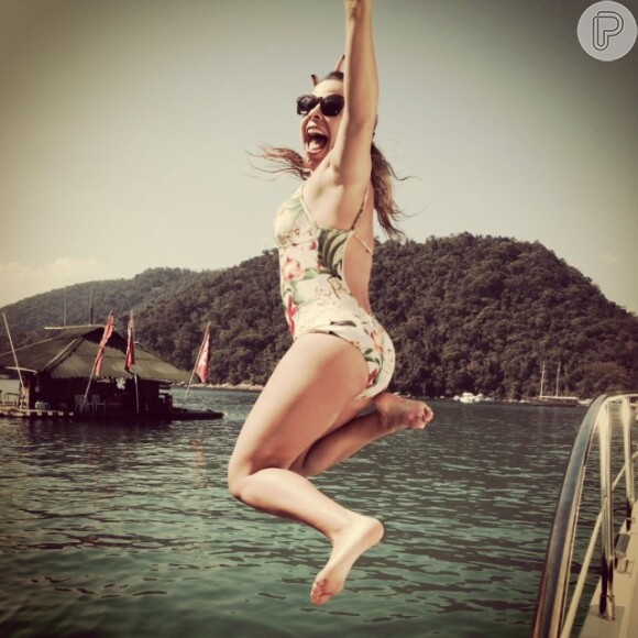 Fernanda Souza passou a tarde do último domingo, 20 de outubro de 2013, em Angra dos Reis, na Costa Verde do Rio. Usando um maiô comportado, a atriz registrou o seu mergulho e publicou no Instagram