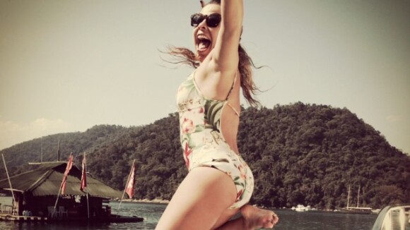 Fernanda Souza usa maiô comportado para mergulhar em Angra: 'Lugar lindo'