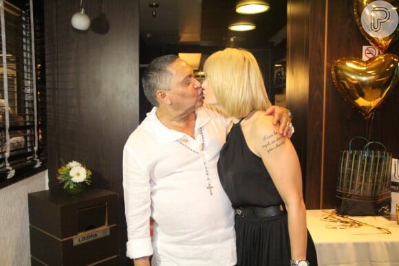 Antonia Fontenelle beija o promoter Glaycon Muniz