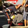 Amarilys (Danielle Winits) é imobilizada pelos paramédicos que a socorrem no local do acidente