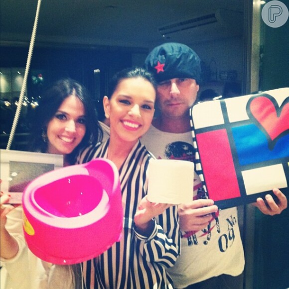 Mariana Rios, Alexandre Nero e a namorada, Karen Brustolin, posam com seus respectivos presentes