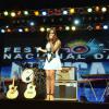 Anitta usa vestido curto para cantar em evento de música, no Rio Grande do Sul