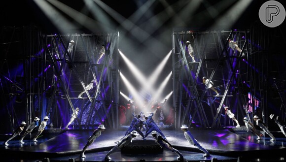 Mais da metadade do montante arrecadao por Michael Jackson vem dos espetáculos 'Immortal' e 'One', montados pelo Cirque Du Soleil