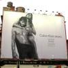 Jamie Dornan estampa outdoor em Nova York com campanha da Calvin Klein ao lado da atriz Eva Mendes, em 2009