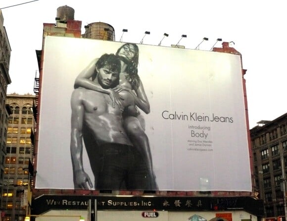 Jamie Dornan estampa outdoor em Nova York com campanha da Calvin Klein ao lado da atriz Eva Mendes, em 2009