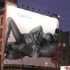 Dornan ao lado de Eva Mendes em campanha da Calvin Klein