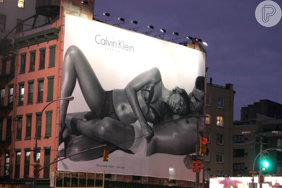 Dornan ao lado de Eva Mendes em campanha da Calvin Klein