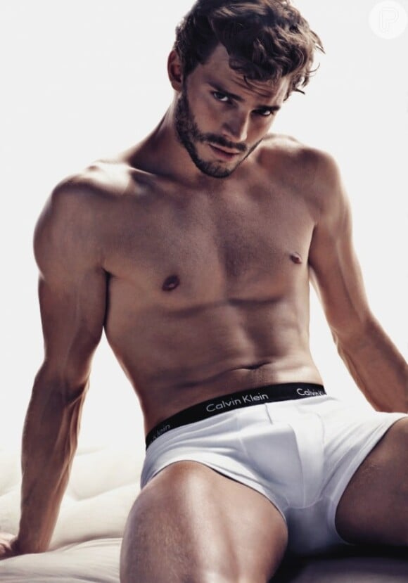 Jamie Dornan posa só de cueca em campanha da marca Calvin Klein