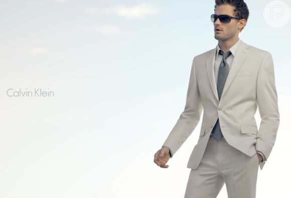 Dornan, que viverá Christian Grey em 'Cinquenta Tons de Cinza', posa de terno em campanha da Calvin Klein