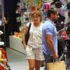 A atriz Nivea Stelmann fez compras com o marido, Marcus Rocha, em um shopping carioca, nesta sexta-feira, 25 de outubro de 2013