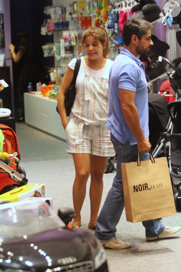 A atriz Nivea Stelmann fez compras com o marido, Marcus Rocha, em um shopping carioca, nesta sexta-feira, 25 de outubro de 2013
