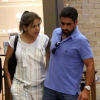 Grávida de 4 meses, Nivea Stelmann passeia com o marido em shopping no RJ