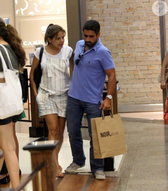 Grávida de quatro meses, Nivea Stelmann passeia com o marido, Marcus Rocha, em shopping carioca, nesta sexta-feira, 25 de outubro de 2013