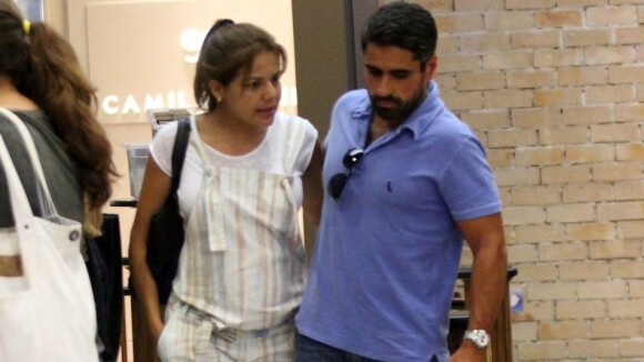 Grávida de 4 meses, Nivea Stelmann passeia com o marido em shopping no RJ