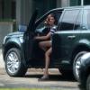 Isis Valverde é fotografada ao sair do carro na Barra, RJ