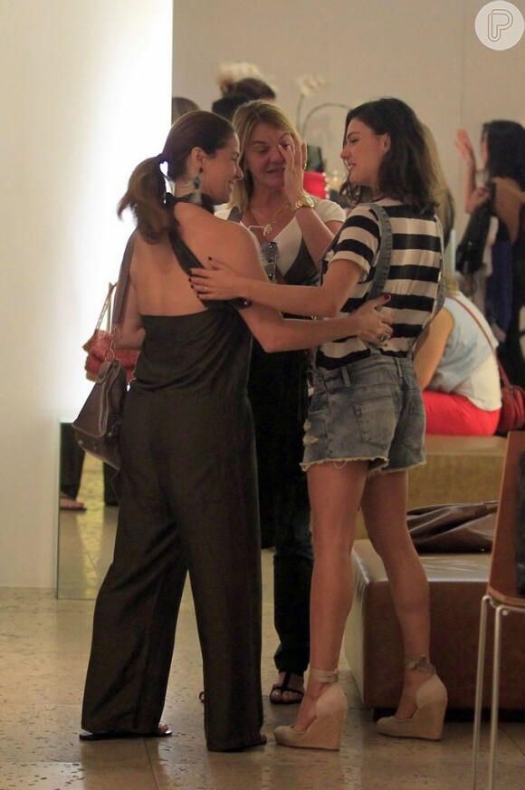 Isis Valverde e Giovanna Antonelli se cumprimentam no shopping Rio Design, na Barra, RJ