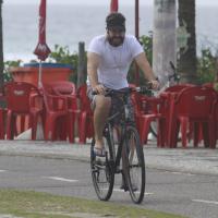 Murilo Benício anda de bicicleta e toma banho de mar em praia do RJ