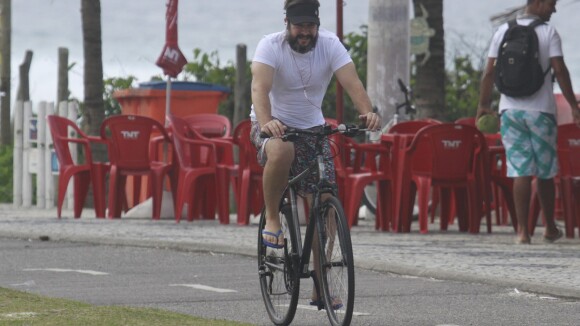 Murilo Benício anda de bicicleta e toma banho de mar em praia do RJ