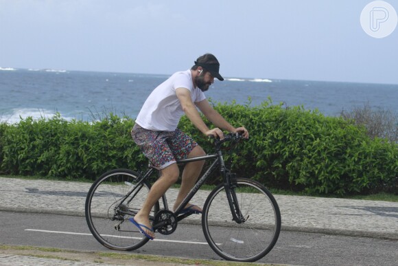 O ator Murilo Benício andou de bicicleta na orla da Barra da Tijuca, Zona Oeste do Rio de Janeiro