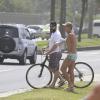 Murilo Benício deixou a praia com sua bicicleta e na companhia de um amigo