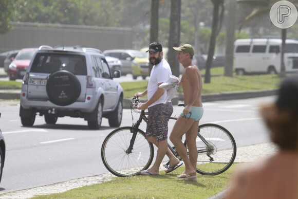 Murilo Benício deixou a praia com sua bicicleta e na companhia de um amigo