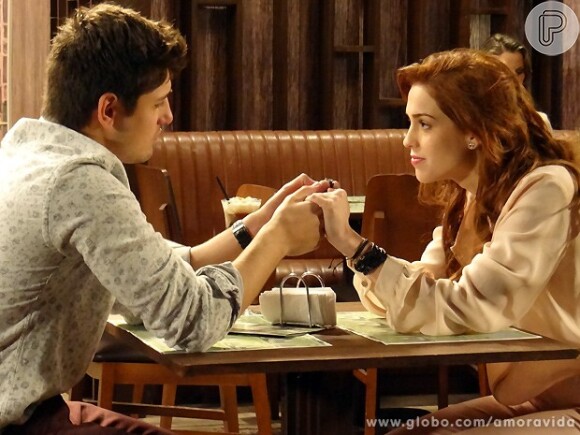 Natasha (Sophia Abrahão) está tendo um caso com doutor Rogério (Daniel Rocha) em 'Amor à Vida'