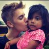 Justin Bieber posa com uma menina da Guatemala após ajudar a contruir uma escola no país