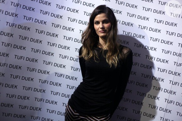 Isabelli Fontana desfila pela marca Tufi Duek e posa para fotos antes de entrar na passarela