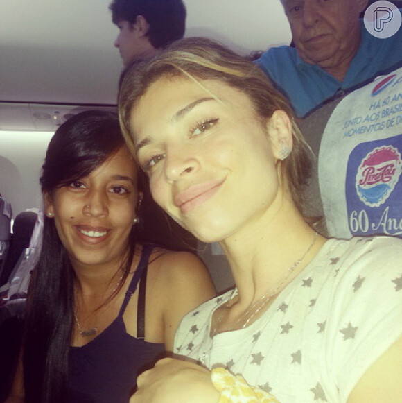 Grazi Massafera foi flagrada posando com fã dentro do avião durante viagem ao Paraná