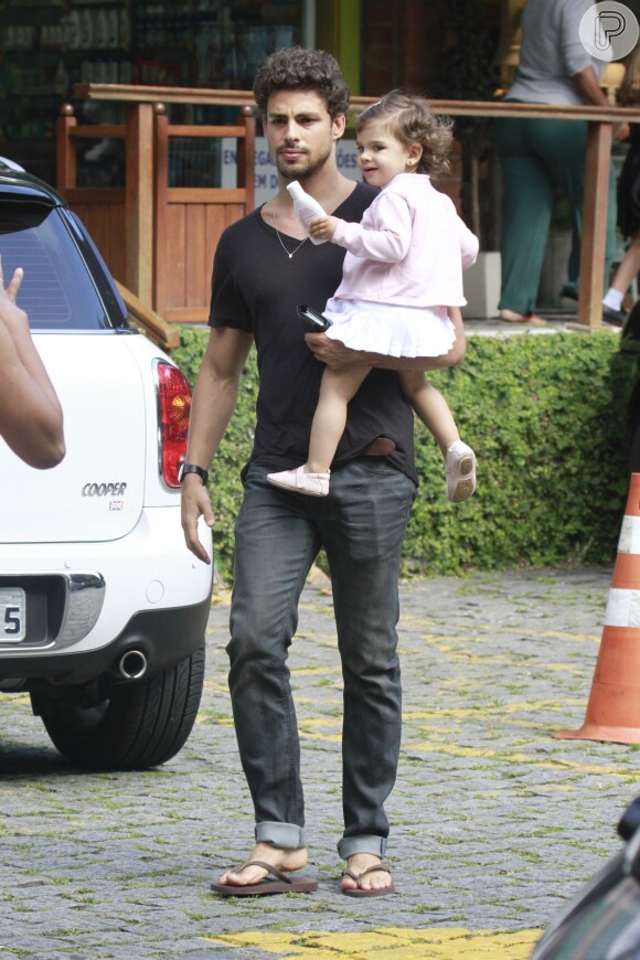 Cauã Reymond foi vista passeando com a filha em um shopping no Itanhangá, Zona Oeste do Rio