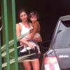 No Paraná, Grazi foi flagrada descalça de shortinho e camiseta em um momento que 'enganava' Sofia para que ela pudesse entrar no carro com a avó e a babá sem que a menina percebesse