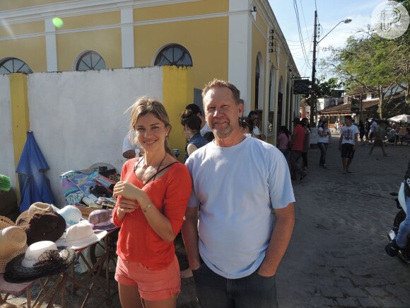 Grazi Massafera deixou o Rio com a filha e se refugiou na casa da mãe, Cleusa, na cidade de Paranaguá, no Paraná, onde foi flagrada posando com fãs