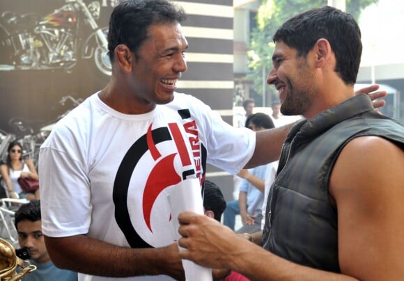 Nos bastidores, Dudu Azevedo em 'Fina Estampa' recebendo o lutador Minotauro (Rodrigo Nogueira), em 2012