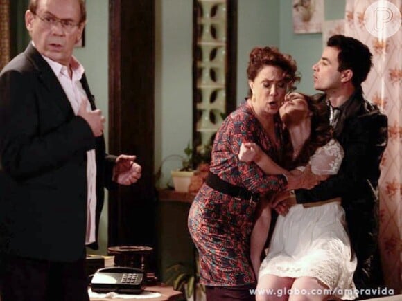 Gina (Carolina Kasting) desmaia ao ouvir Denizar (Fulvio Stefanini) dizer que ela está noiva do próprio pai, em 'Amor à Vida'