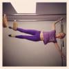 Angélica mostrou que está em plena forma física. A apresentadora postou neste sábado, 2 de novembro de 2013, em seu Instagram uma foto fazendo Pilates e brincou: 'De ladinho'