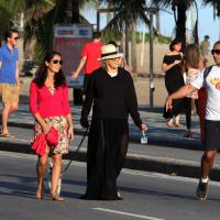 Em dia de sol, Bárbara Paz escolhe look todo preto para passear na praia