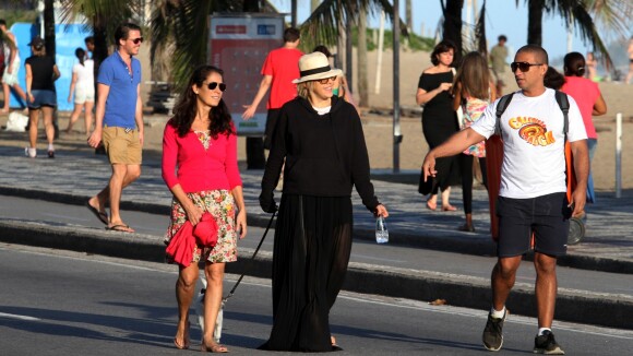 Em dia de sol, Bárbara Paz escolhe look todo preto para passear na praia