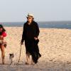 Bárbara Paz caminha com seu cachorrinho na praia do Leblon, no Rio