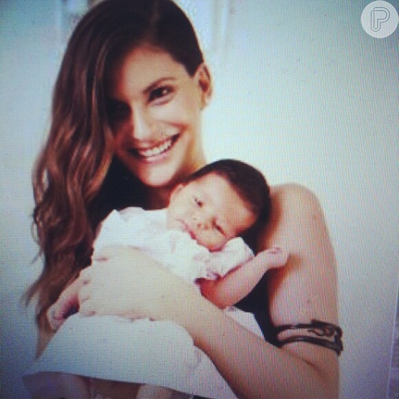 Carol Francischini mostra sua Valentina ao mundo em seu Instagram, nesta quarta-feira, 26 de dezembro de 2012