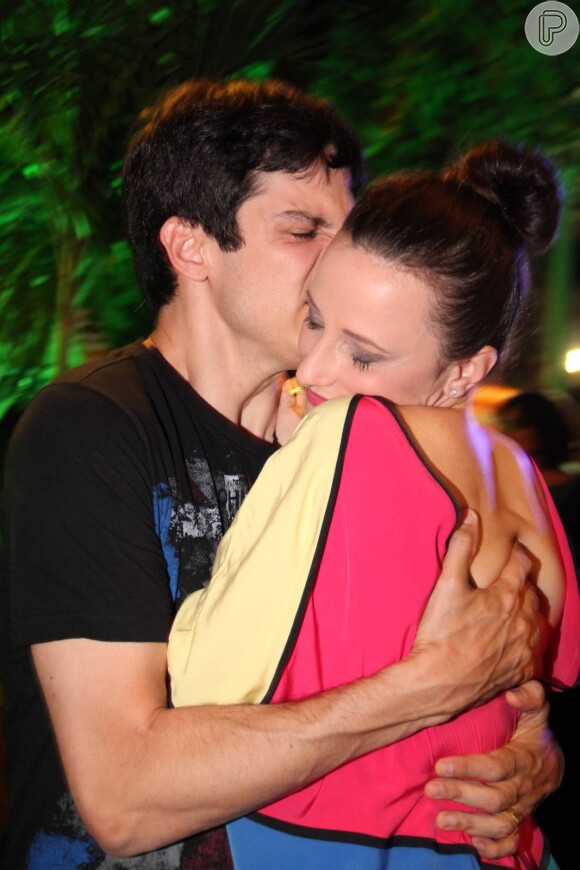 Mateus Solano beija a mulher, Paula Braun, em premiação gay, no Rio